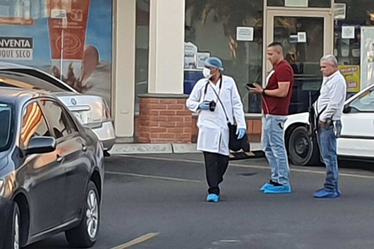 Asesinan a dos hombres, dejan herida a una mujer