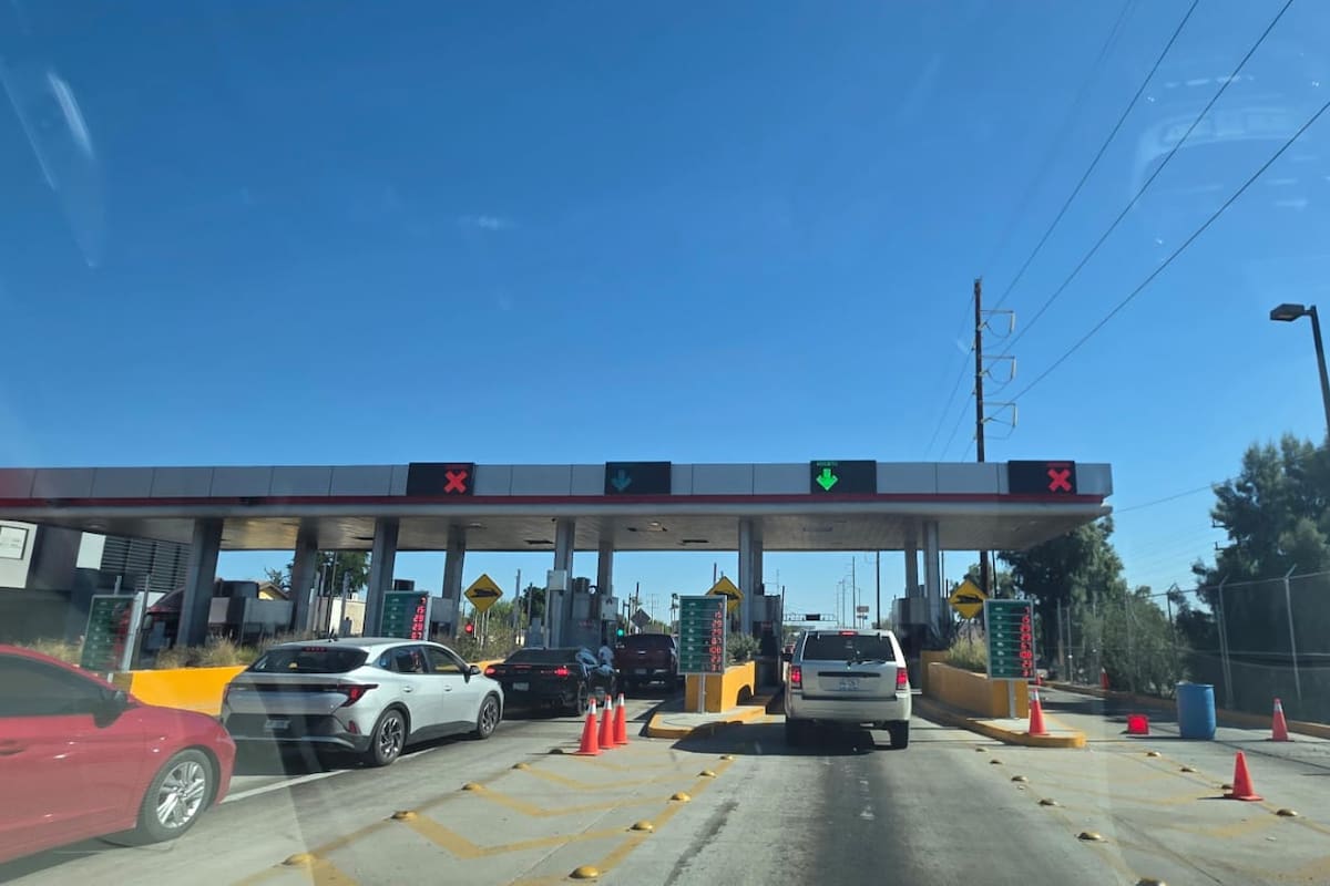 Pese a largas filas y tiempo de espers, no sr habilitan todos los carriles de la caseta del Puente Río Colorado en San Luis