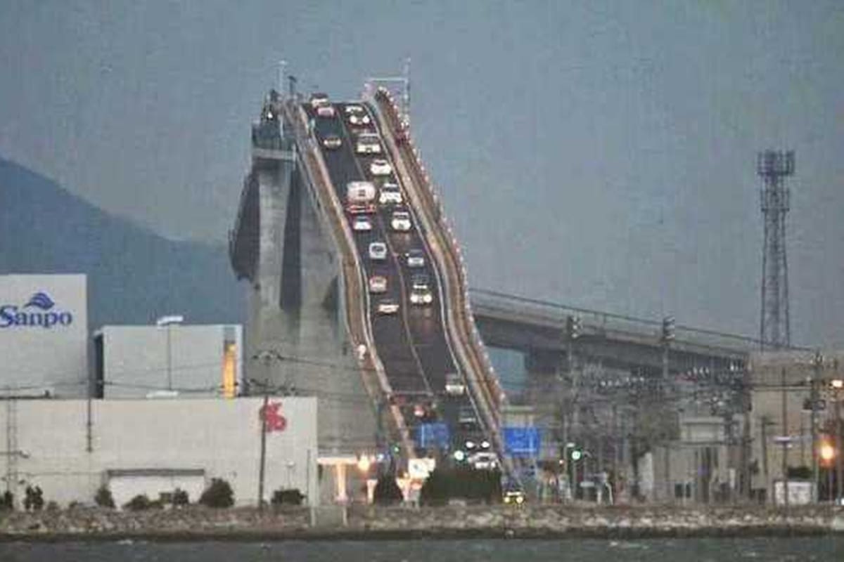 Puente en Japón parece una montaña rusa