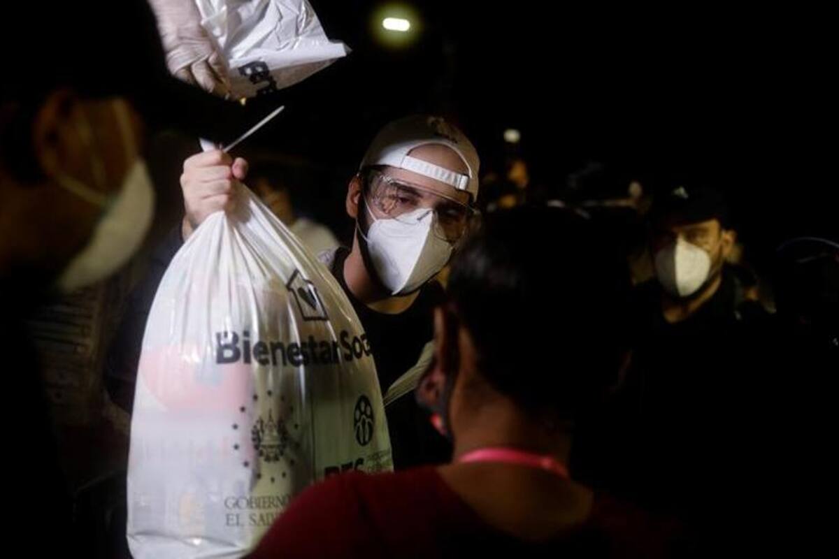 Bukele reparte alimentos tras paso de "Amanda" por El Salvador