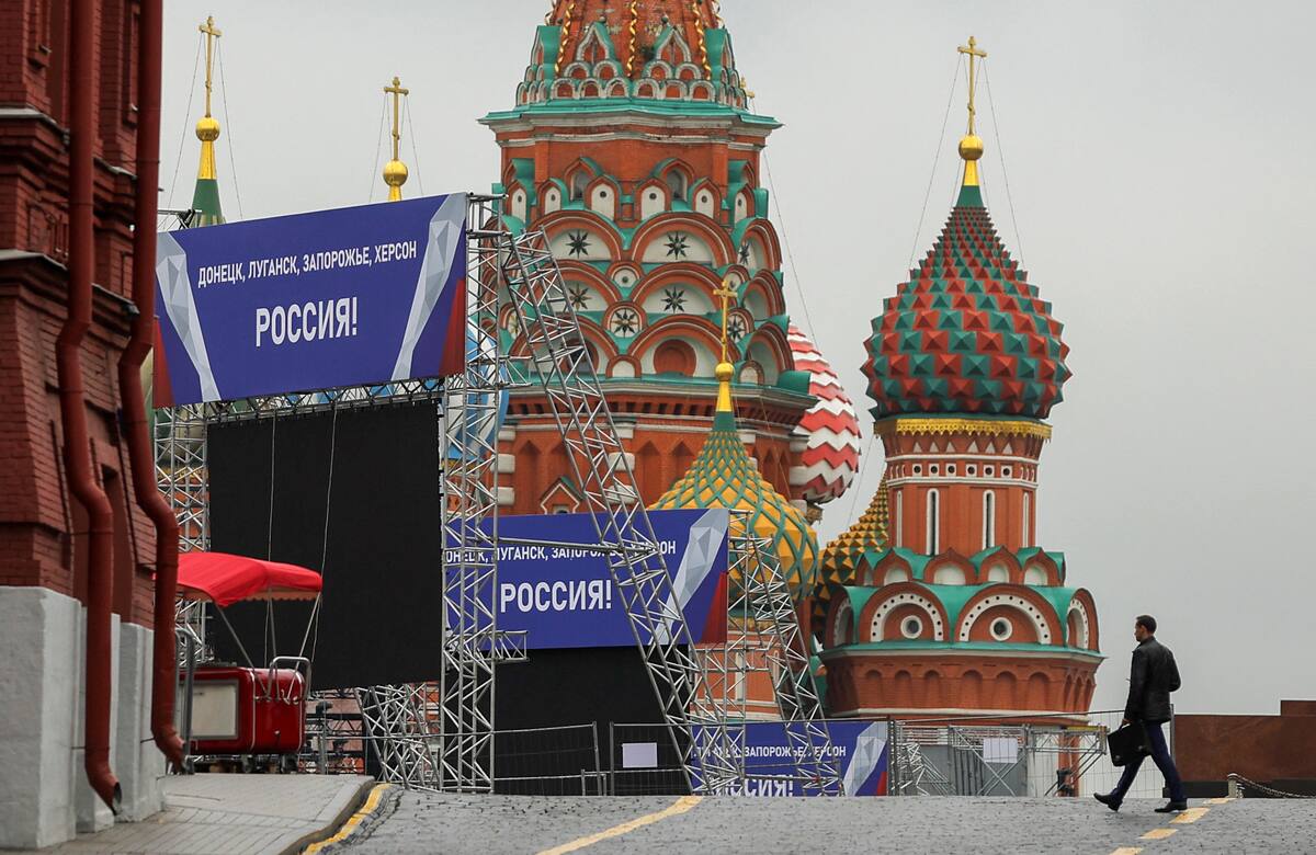 Una vista muestra carteles y construcciones antes de un evento esperado, dedicado a los resultados de los referendos sobre la unión de cuatro regiones autoproclamadas de Ucrania a Rusia, cerca del Muro del Kremlin y el Museo Estatal de Historia en la Plaza Roja en el centro de Moscú, Rusia, el 28 de septiembre , 2022. Las pancartas dicen: "Donetsk, Lugansk, Zaporiyia, Jersón - ¡Rusia!. ¡Juntos para siempre!" REUTERS/Evgenia Novozhenina