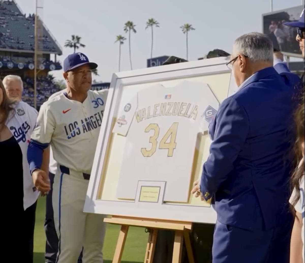Dave Roberts, manager de Dodgers y Jaime Jarrín, exlocutor oficial en español, miembro del Salón de la Fama. (Foto: @dodgers)