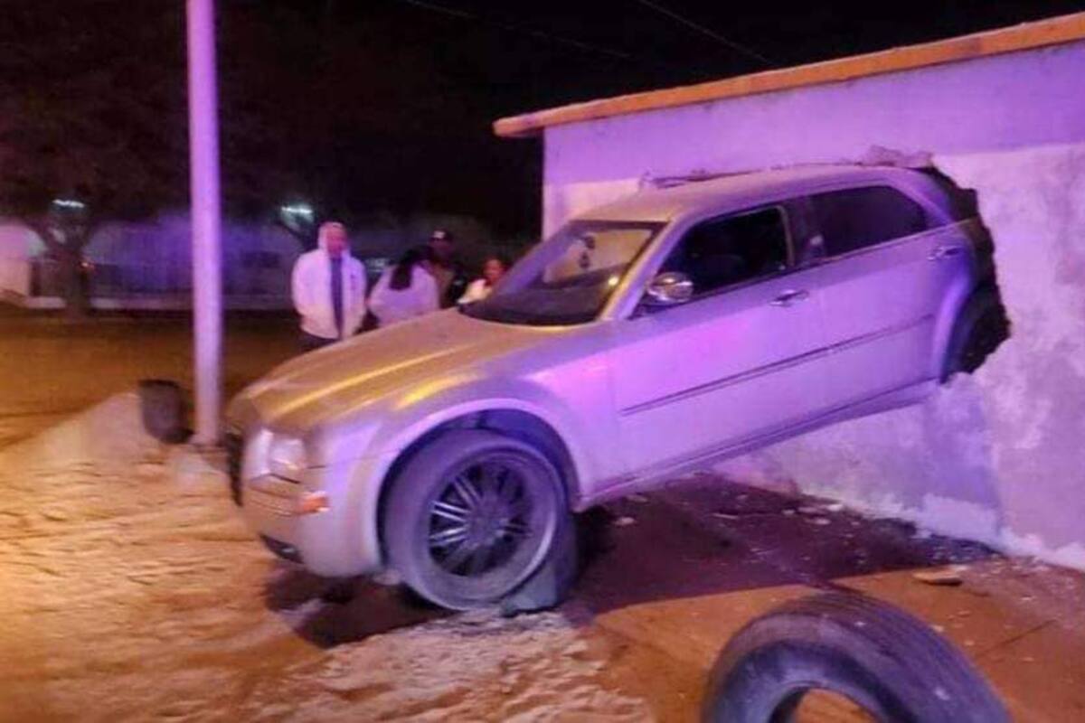 Conduce a exceso de velocidad y choca contra vivienda