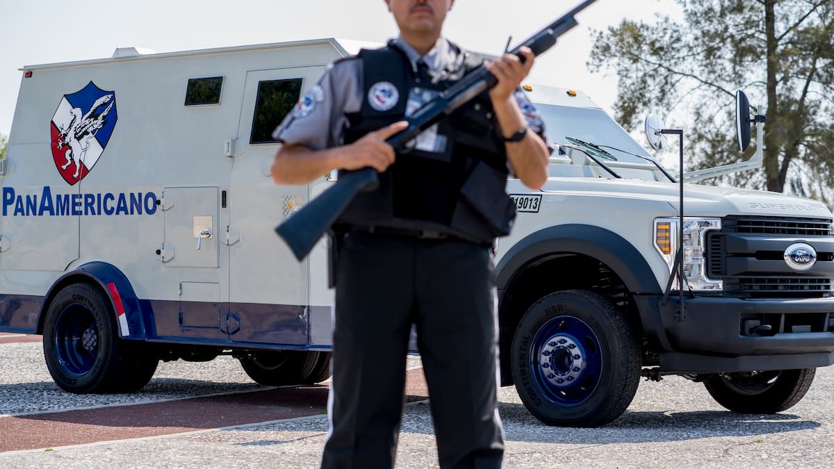 La persecución en el segundo piso del Periférico tras un asalto millonario de una camioneta de valores que dejó un saldo de un fallecido, varios detenidos y un operativo que puso en evidencia el riesgo de este tipo de fugas. Las autoridades continúan con las investigaciones para esclarecer todos los detalles del caso.