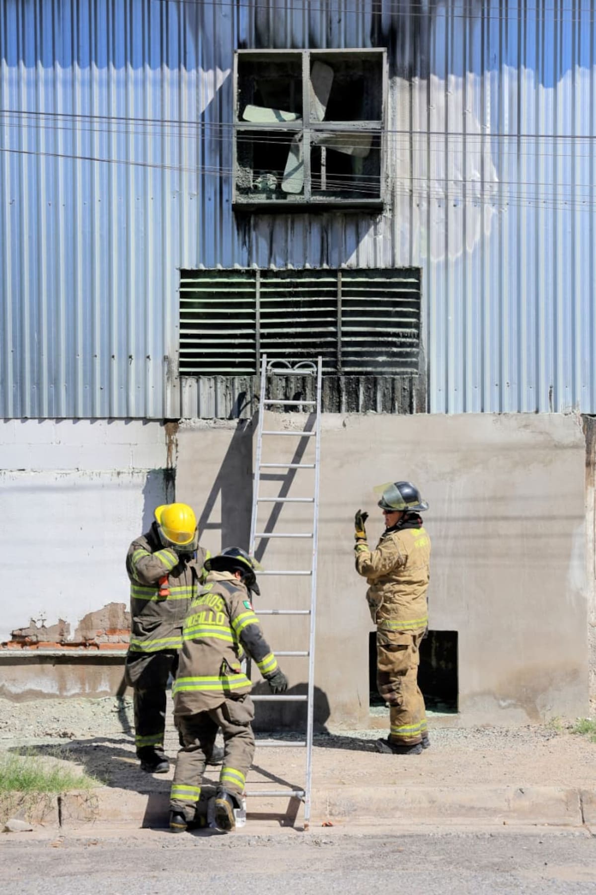 Elementos de Bomberos acudieron para sofocar el incendio.