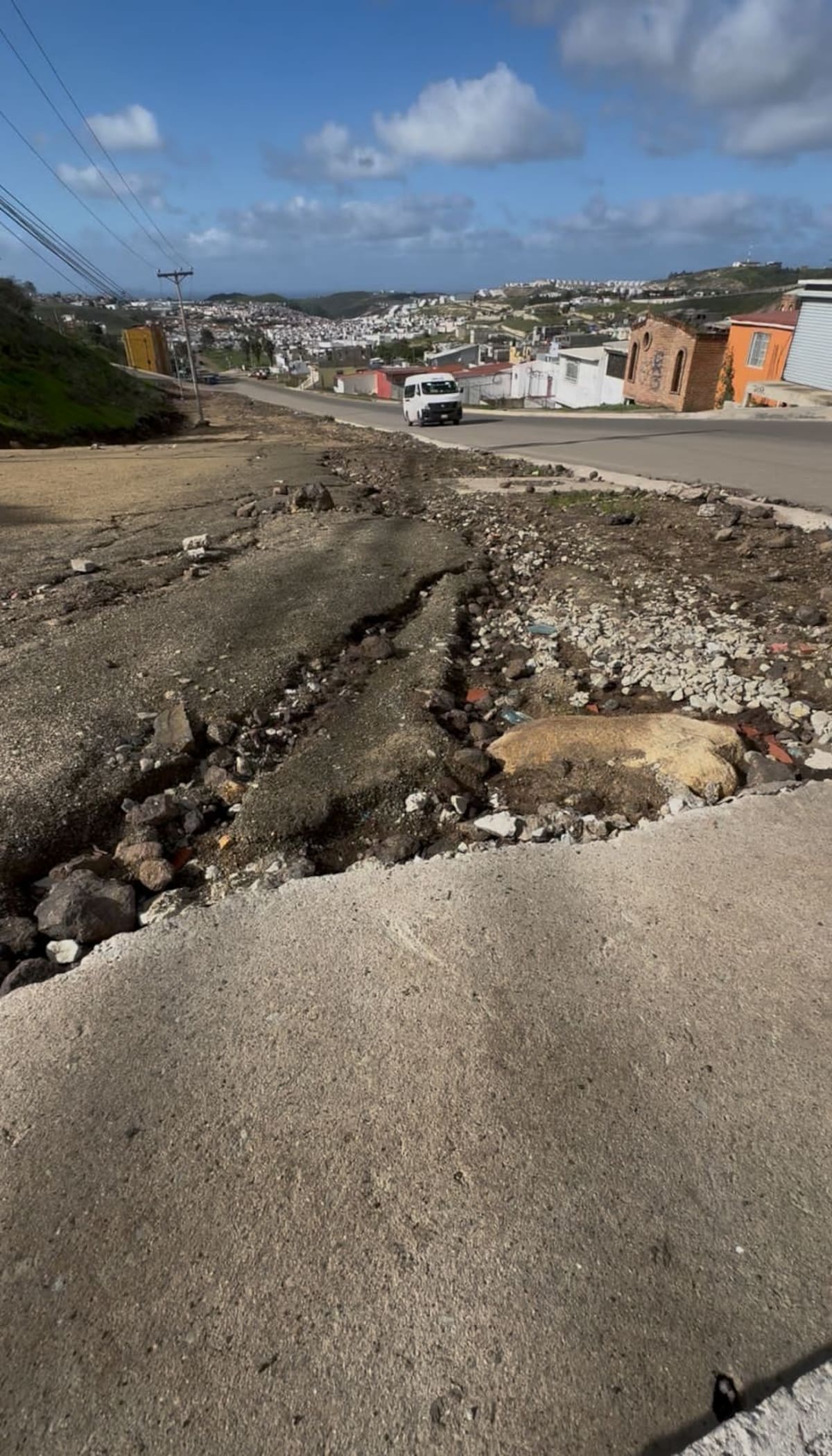 Vecinos del Fraccionamiento Santa Fe señalaron que las lluvias agravaron deslavamientos, fugas de agua, falta de alumbrado público y deterioro del bulevar Vista Bella. Foto: Khennia Reyes