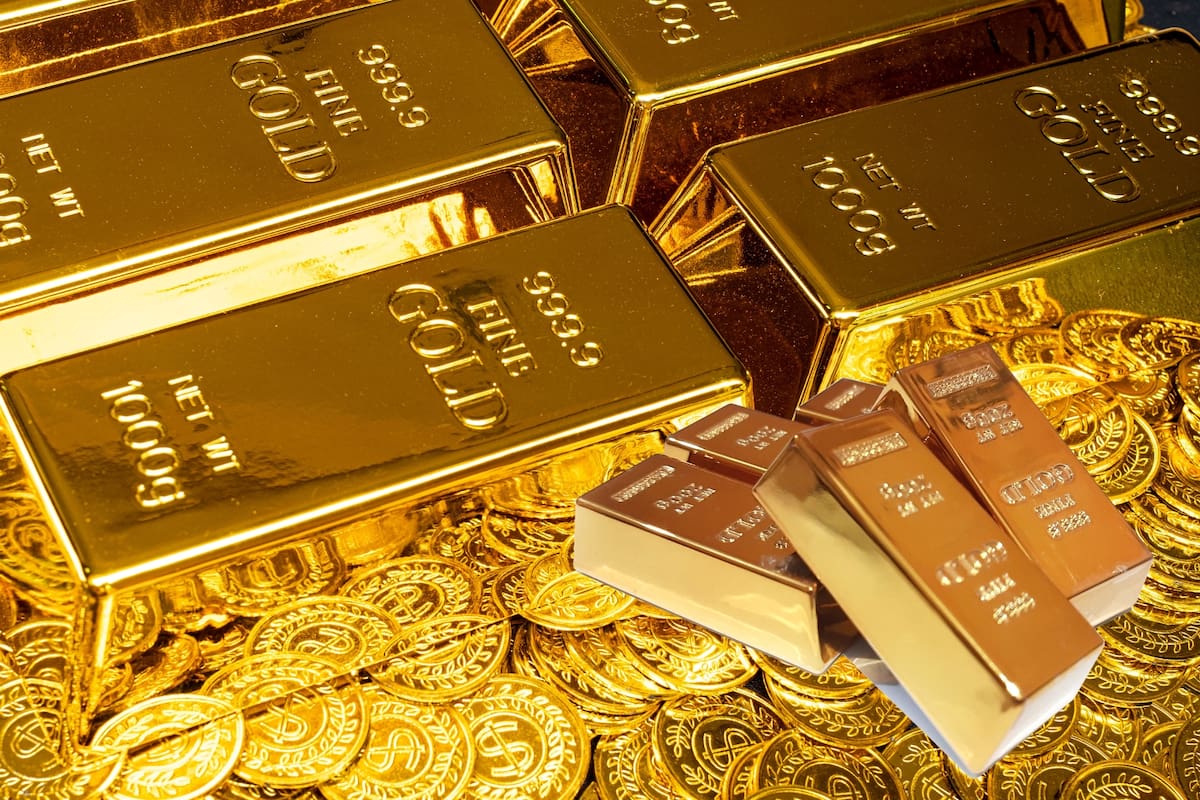 El precio del oro rompe el récord histórico de los 5,000 dólares mientras el conflicto diplomático por Groenlandia y la debilidad del dólar desatan una compra masiva de metales