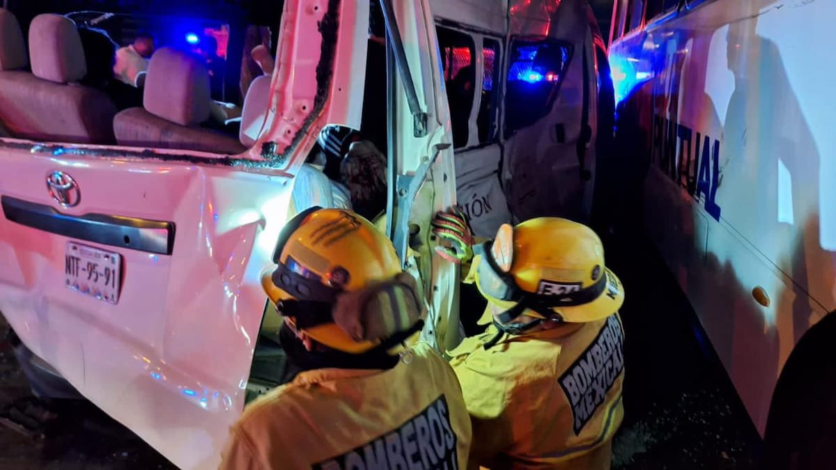 Durante el trayecto, la unidad del INM se impactó contra un autobús, lo que provocó lesiones graves a nueve de las personas migrantes y la muerte de dos de ellas l Foto: Cortesía