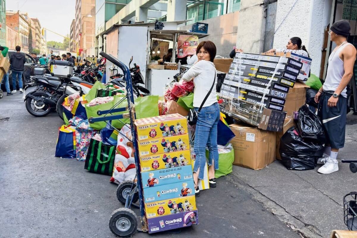 Locatarios relataron que se les pidió dejar “la plaza limpia”, por lo que llevaron sus productos a otras bodegas en el Centro Histórico. | Crédito: de HUGO SALVADOR. EL UNIVERSAL
