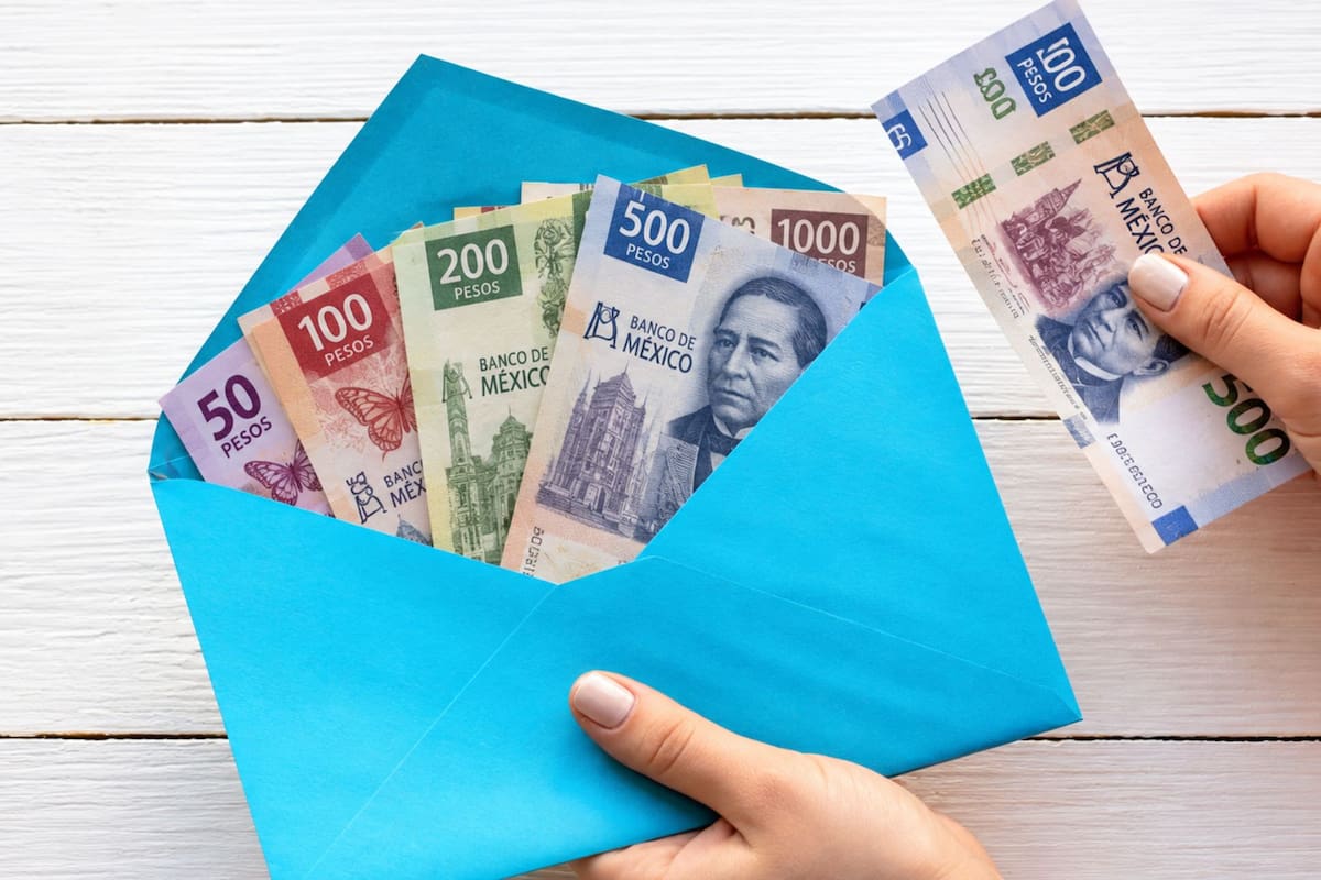 Cómo funciona el método de los sobres para organizar tu sueldo en categorías y juntar dinero extra para Navidad guardando los sobrantes mensuales