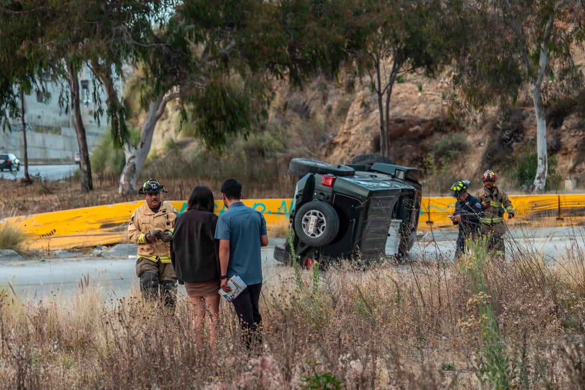Vuelca camioneta en el acceso a Playas de Tijuana; pareja sale ilesa
