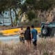 Vuelca camioneta en el acceso a Playas de Tijuana; pareja sale ilesa
