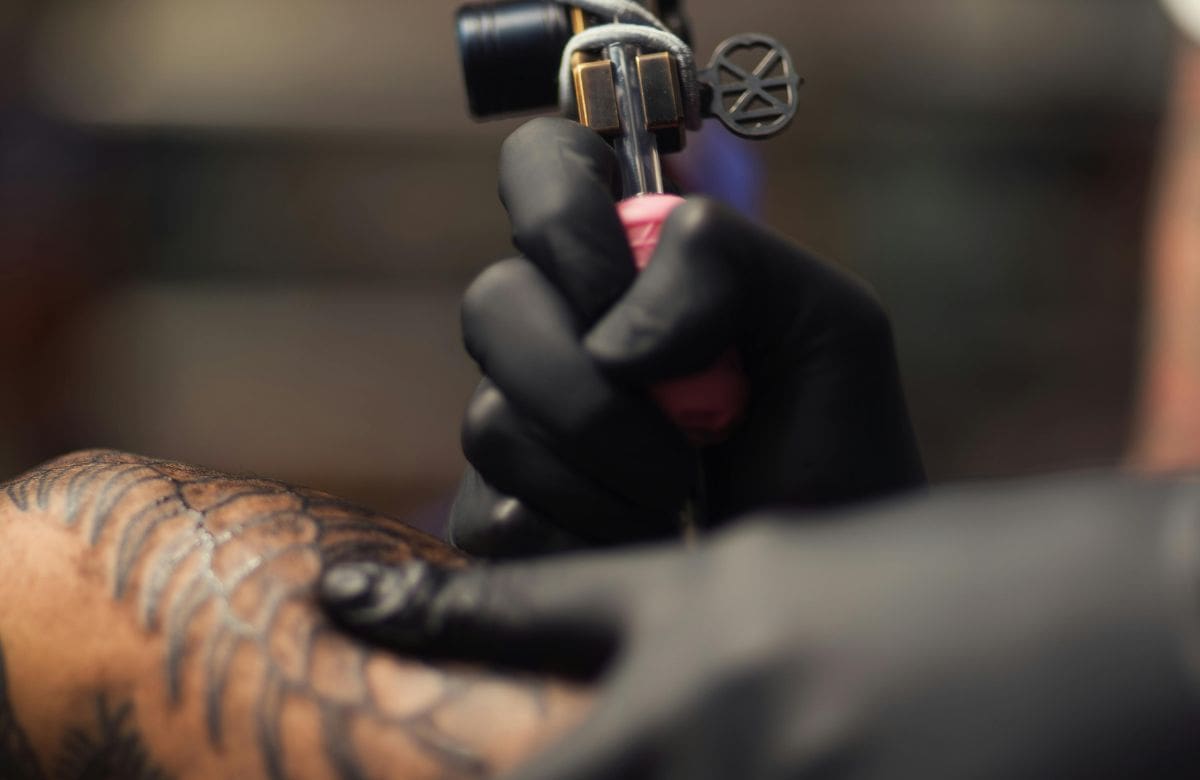 Médico explica qué ocurre en el cuerpo cuando la tinta entra en la piel y por qué sus efectos pueden permanecer por años | Foto: Especial (canva)