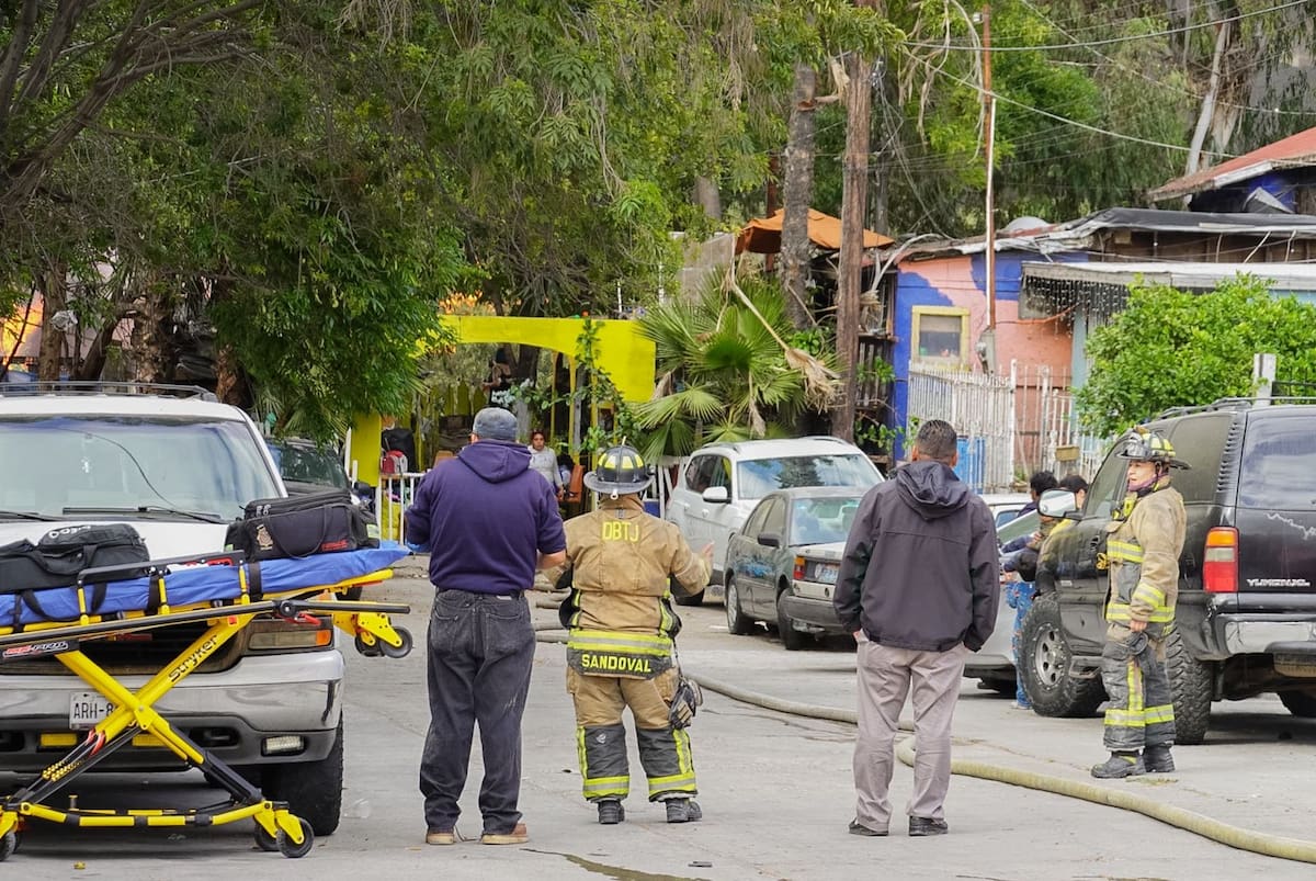 Un incendio registrado la tarde de este jueves 2 de abril en la colonia Del Río Parte Baja generó la movilización de bomberos y Protección Civil, dejando daños materiales. Foto: Border ZOOM