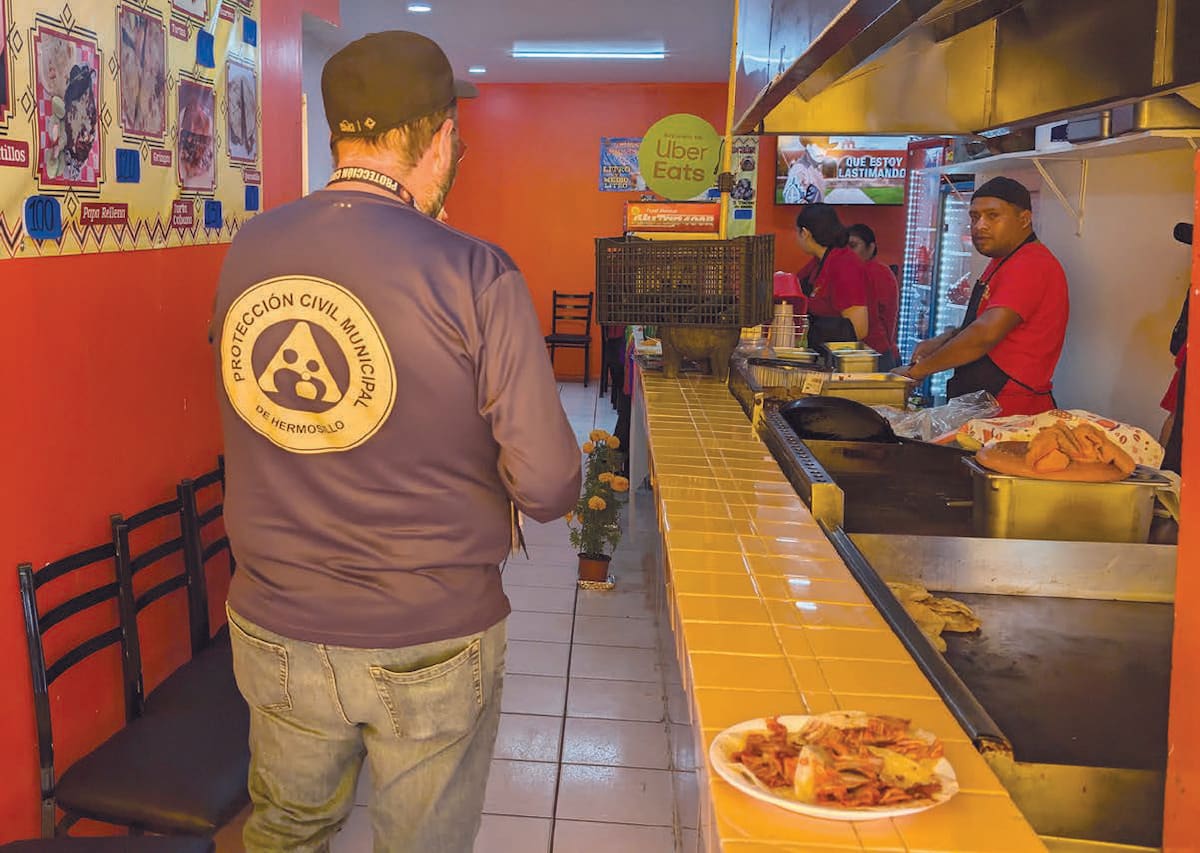 Personal de Protección Civil realizó recorridos por los comercios que se ubican en la calle Morelia, entre Juárez y Matamoros, donde solicitaron a los comerciantes los dictámenes eléctricos. FOTO: JULIÁN ORTEGA