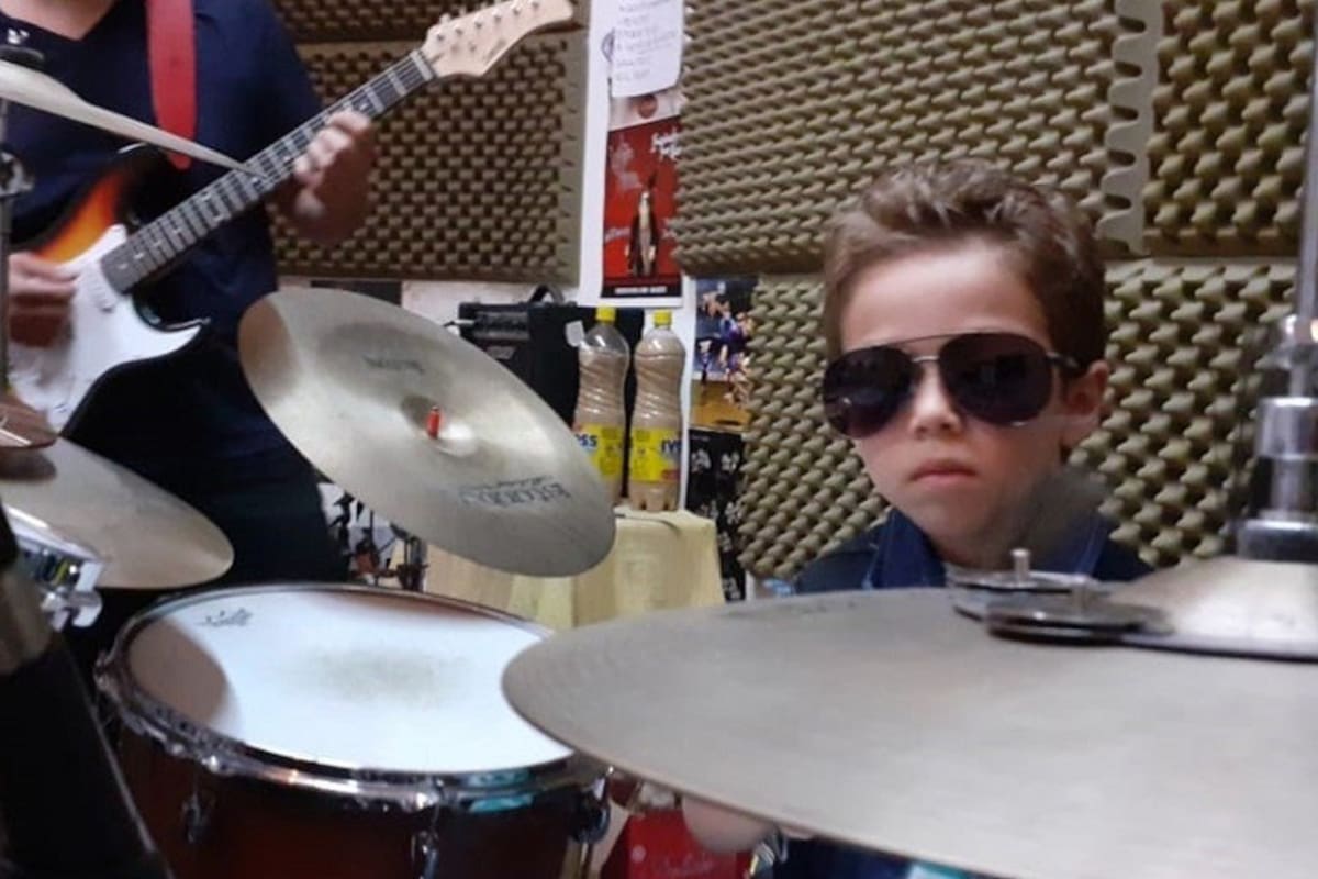 Pequeño fan de Pink Floyd sorprende al tocar varios instrumentos