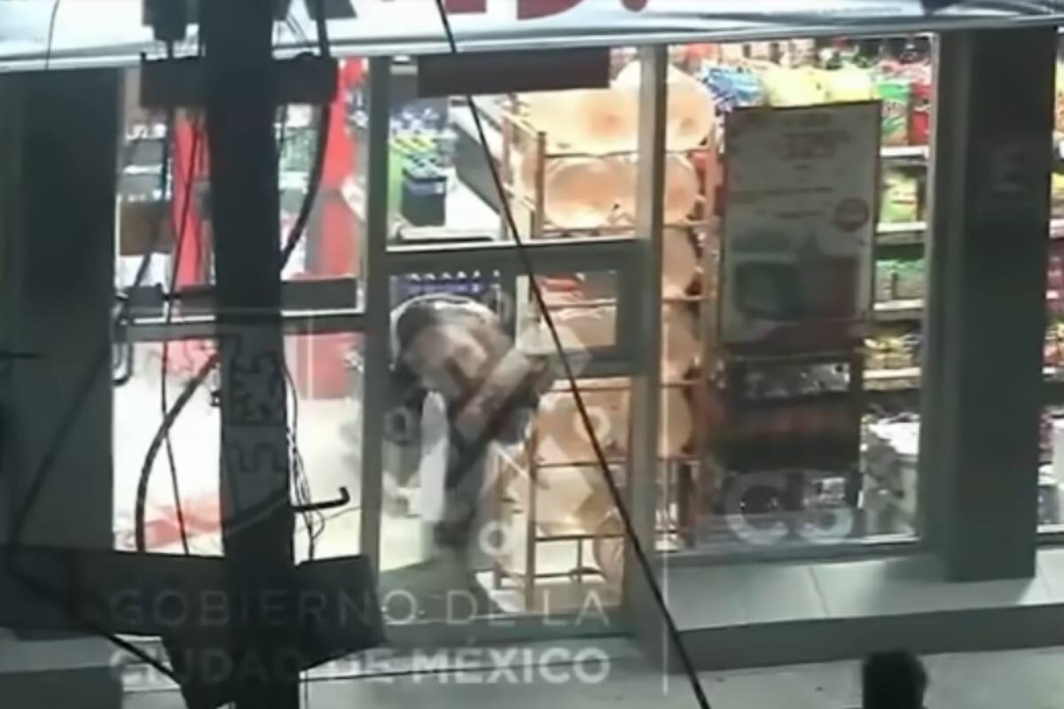 VIDEO: Asalta una tienda Oxxo y escapa por la ventanilla; lo detienen
