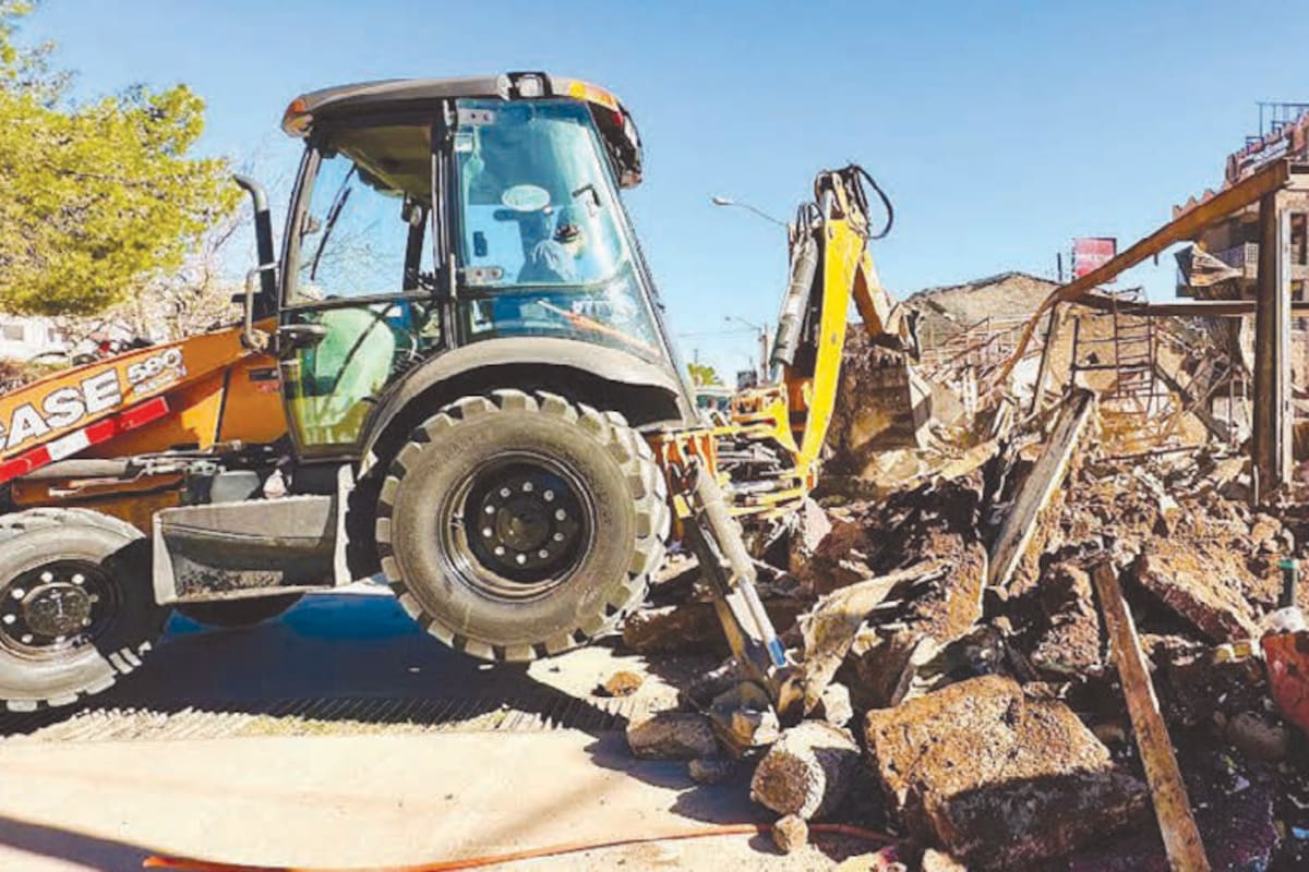 Derriban edificio dañado por incendio a metros de la garita Morley de Nogales