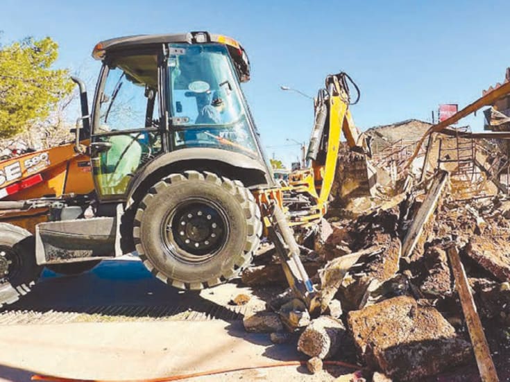 Derriban edificio dañado por incendio a metros de la garita Morley de Nogales