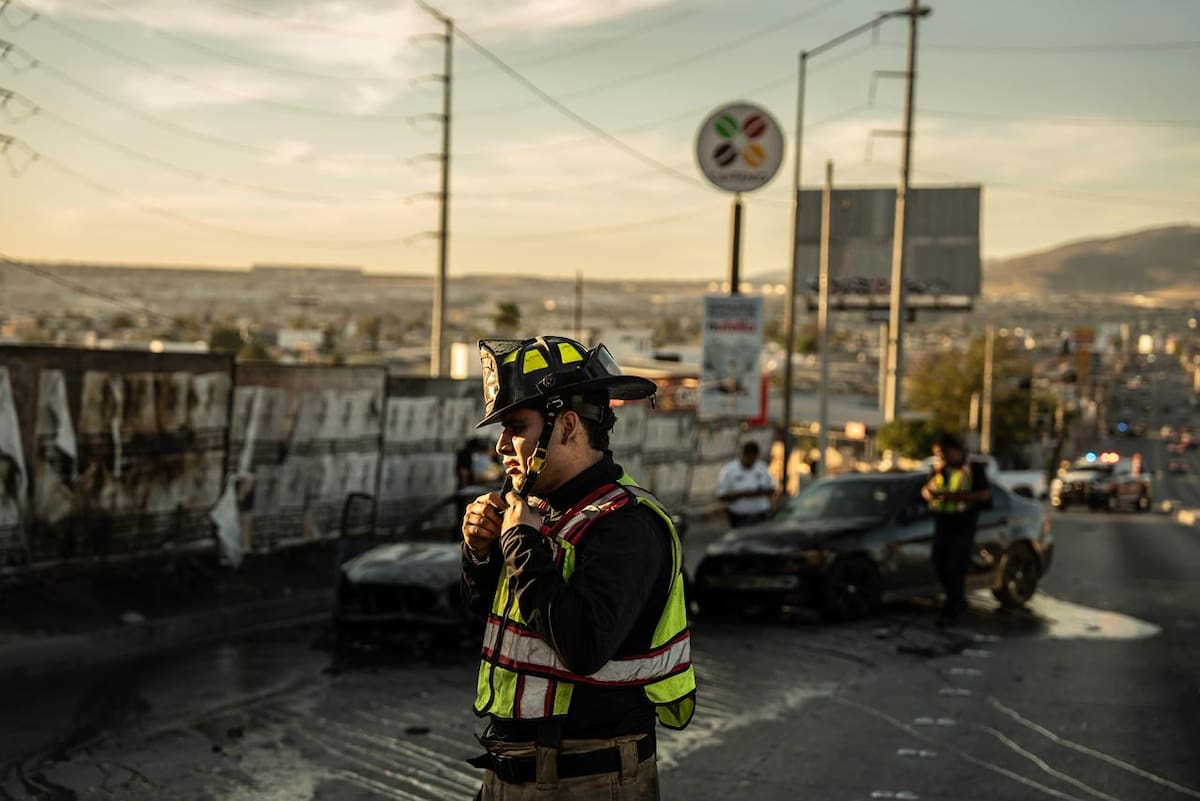 El accidente involucró cuatro vehículos y derivó en el incendio de dos unidades; no hubo personas lesionadas. Foto: Border Zoom