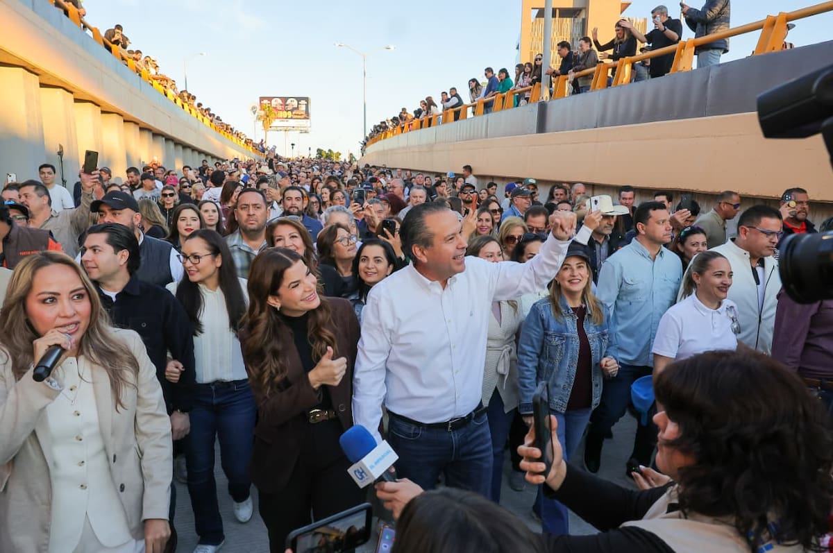 El alcalde Antonio Astiazarán, acompañado de su esposa Patricia Ruibal y funcionarios, saluda a los asistentes. FOTO: ELEAZAR ESCOBAR