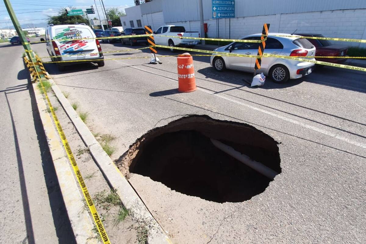 Enorme socavón se forma por el bulevar Quintero Arce y pone en peligro a la gente
