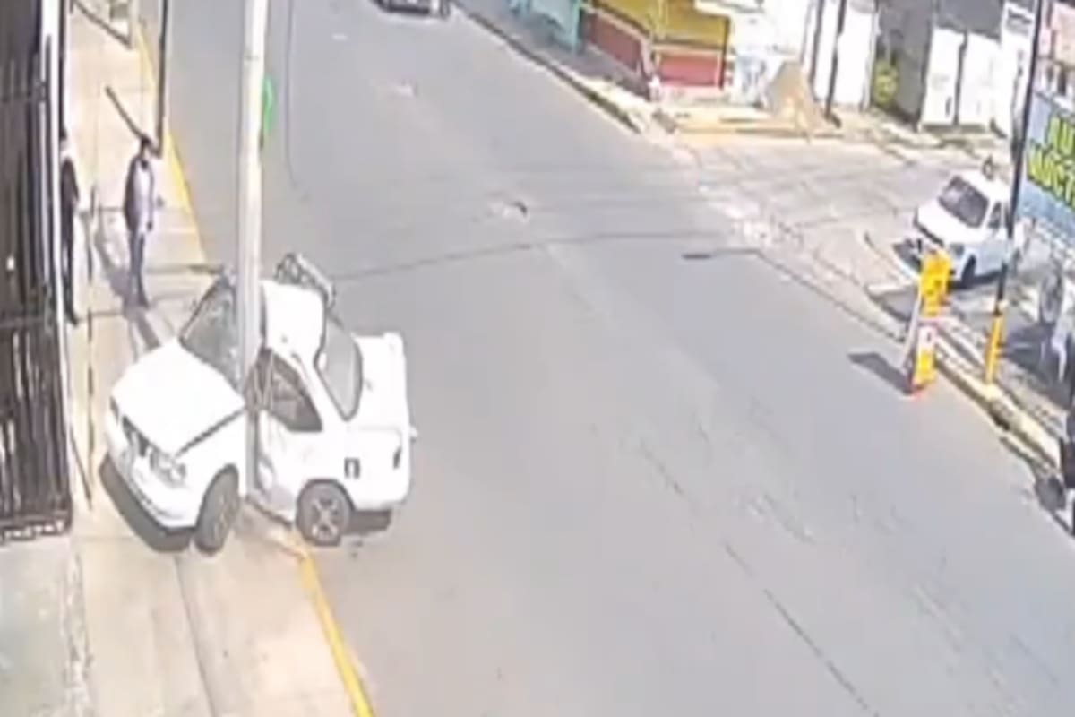 Taxista muere al perder el control y chocar contra un poste en Valle de Chalco