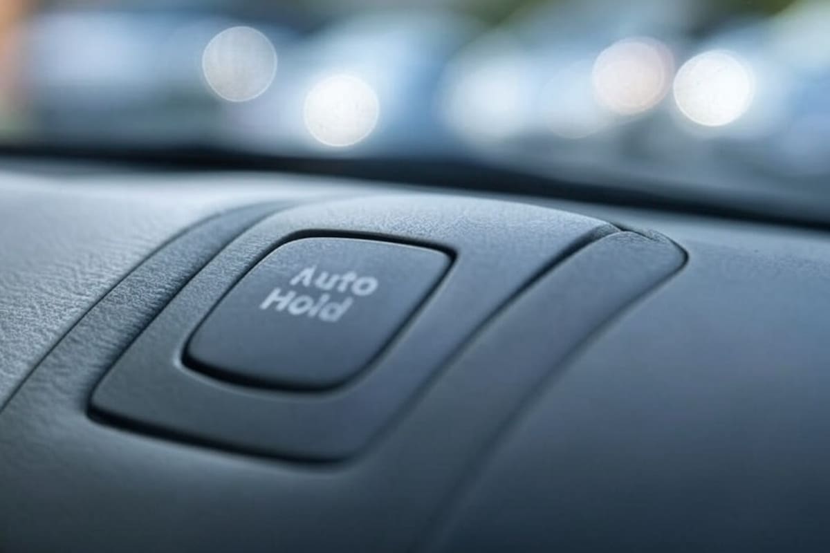 ¿Por qué es importante pulsar el botón Auto Hold de los carros de vez en cuando?