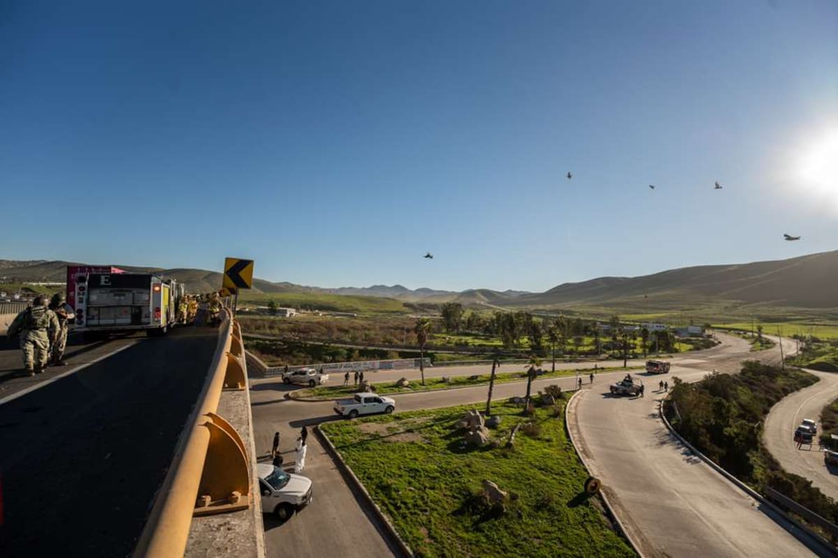 Hallan cuerpo colgado en puente y restos humanos en carretera Tijuana–Tecate
