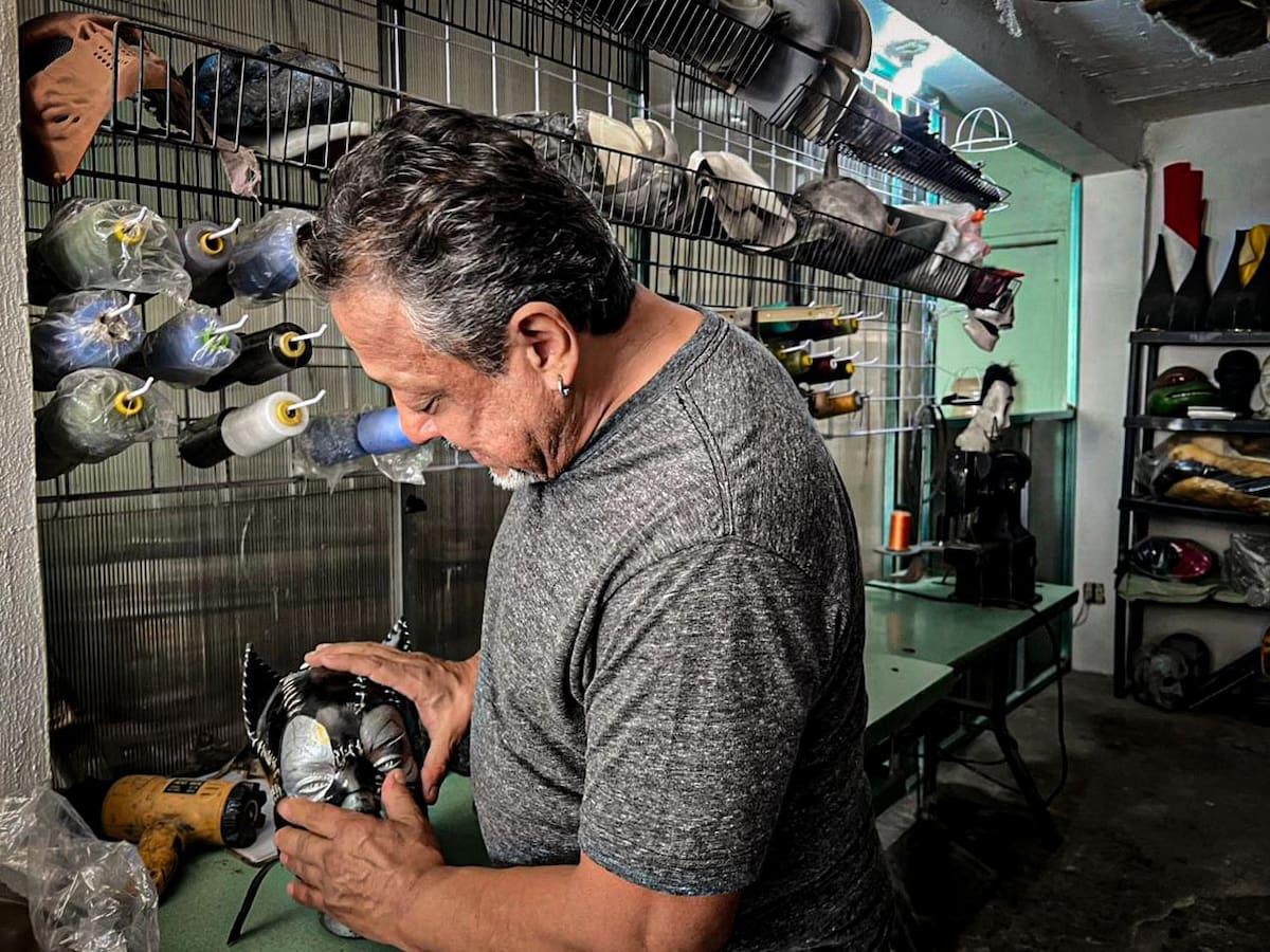 Desde un taller familiar en la colonia Pípila, la familia Cárdenas combina escultura, diseño digital e impresión 3D para fabricar máscaras, armas y piezas inspiradas en la cultura pop, trabajos que han llegado a distintos países. Foto: Leonardo González