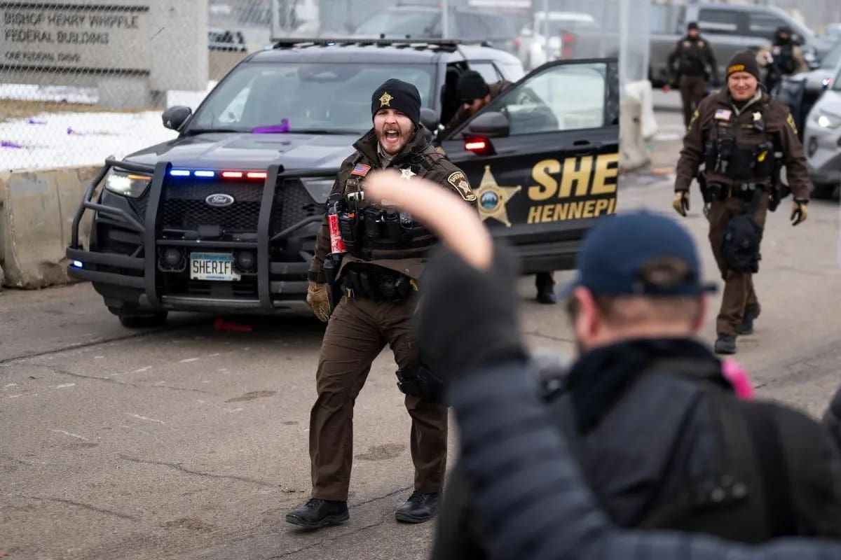 Guerra de dildos: Manifestantes lanzan juguetes sexuales a policías durante protesta en Minneapolis