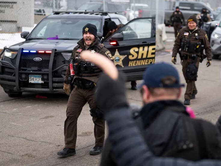 Guerra de dildos: Manifestantes lanzan juguetes sexuales a policías durante protesta en Minneapolis