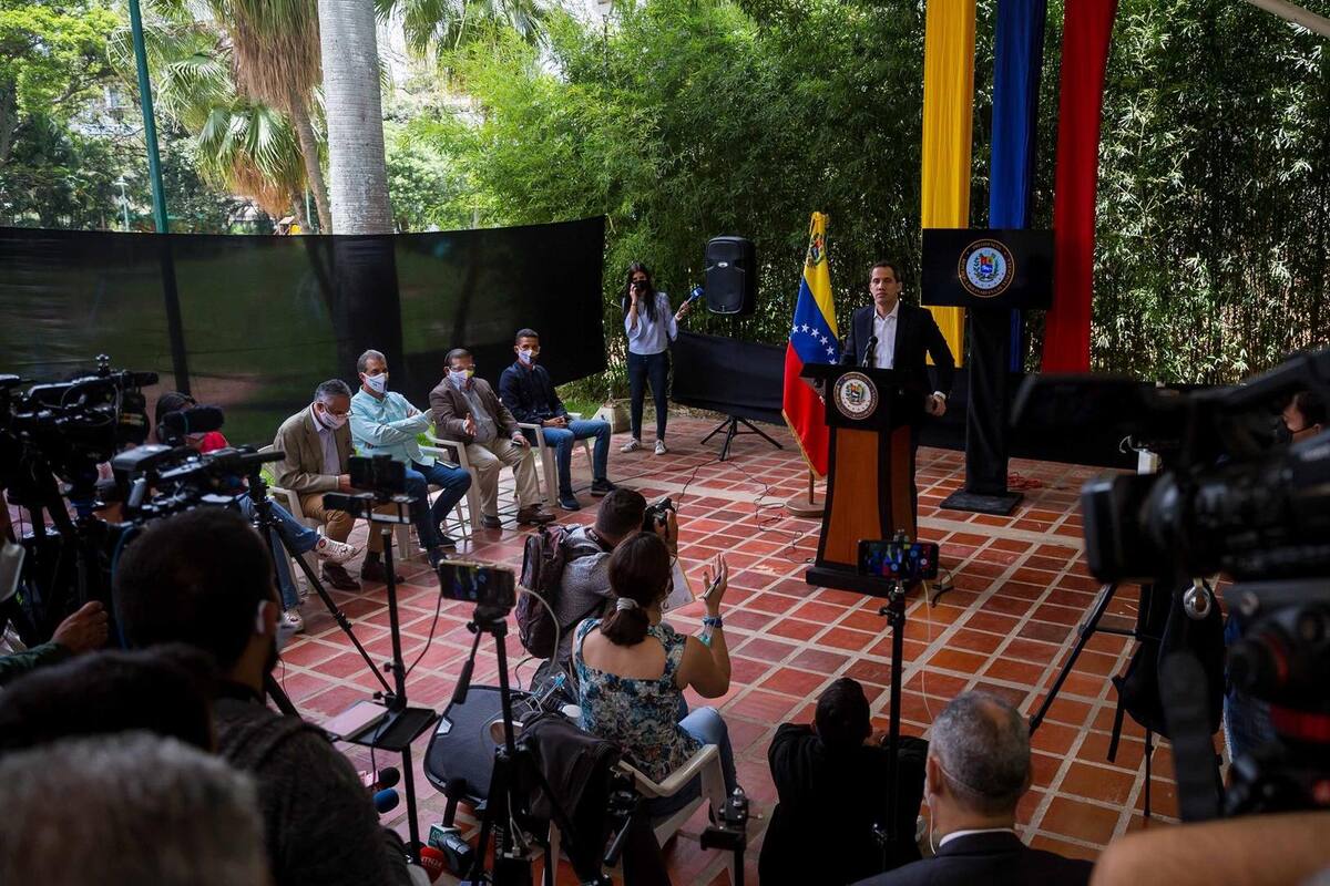Oposición venezolana denuncia daños al auto de Guaidó por "impactos de bala"