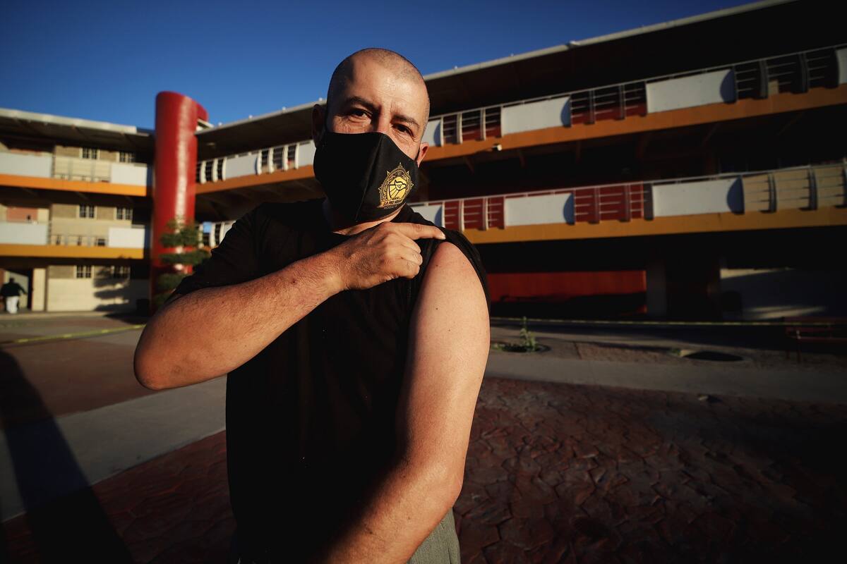 “Extrañamos la escuela, pero hay que seguir cuidándonos”: maestros vacunados