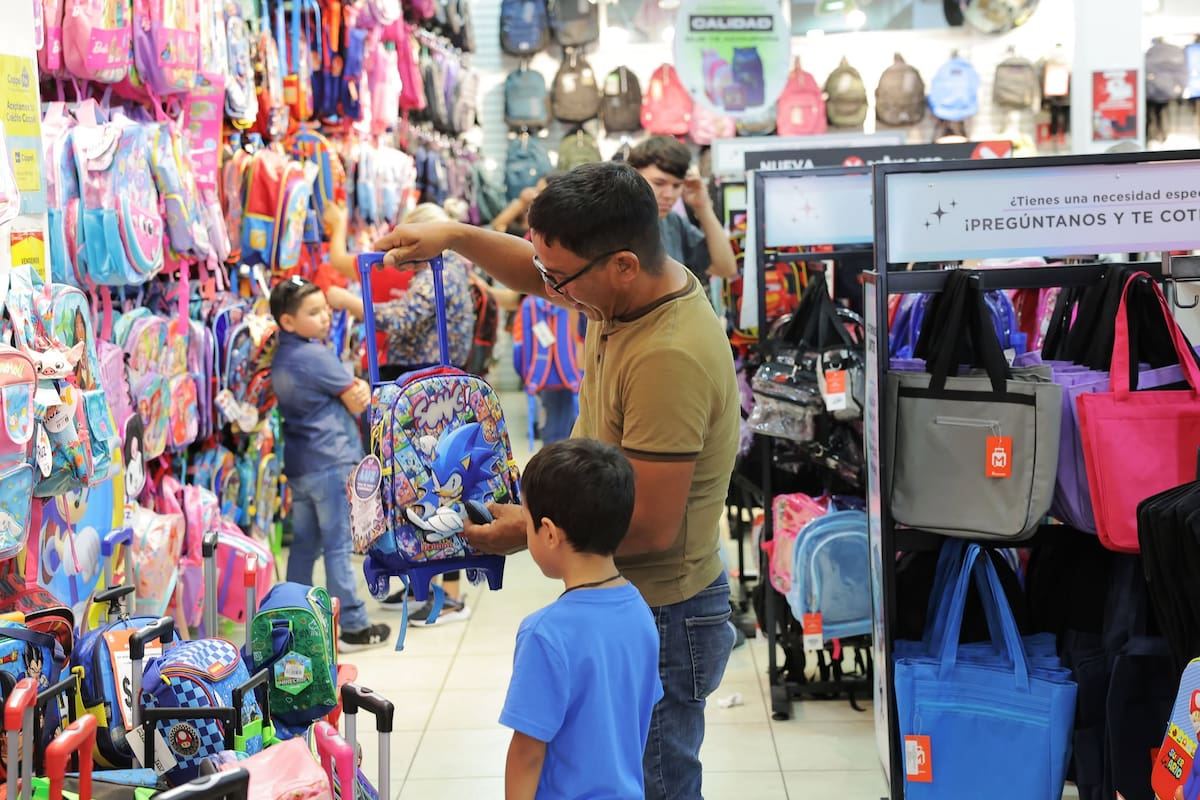 Hermosillenses realizan sus compras de última hora en el Centro, ya
que mañana regresan a clases alumnos de kínder, primarias, secundarias y preparatorias. | Crédito: Julián Ortega (GH)