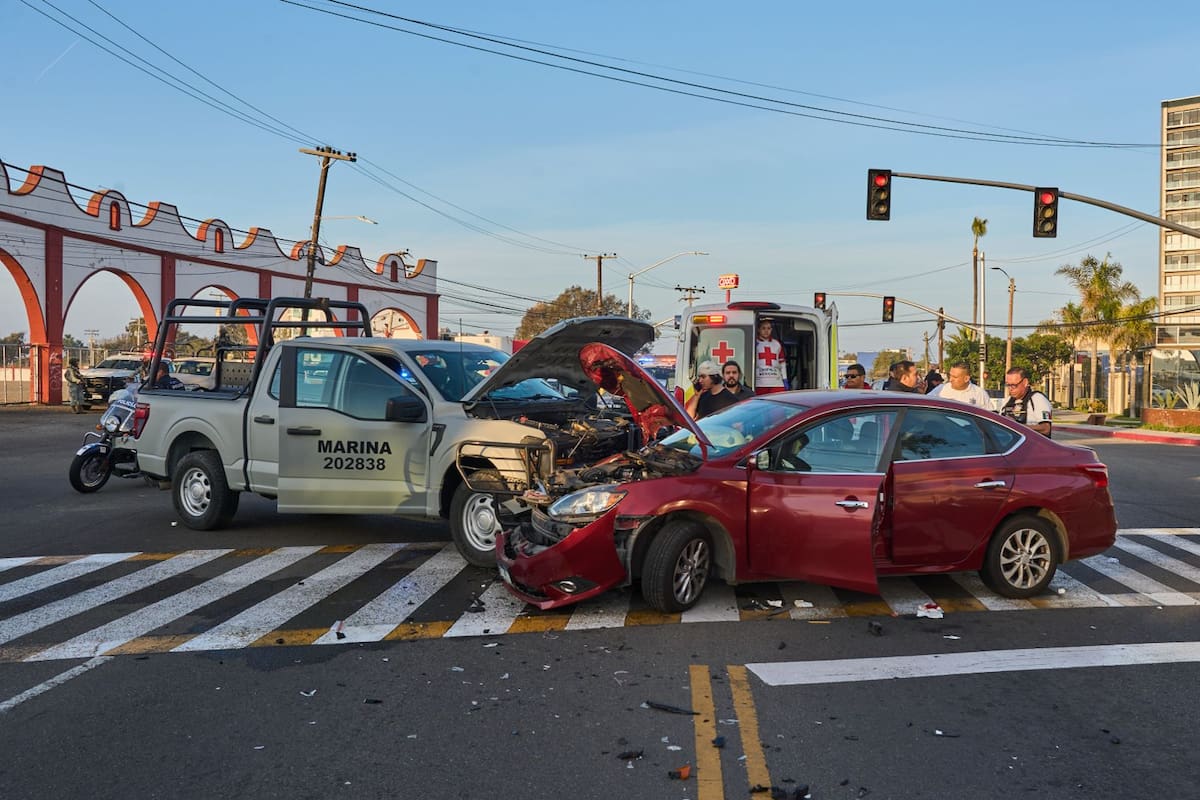 El accidente ocurrió sobre la avenida Paseo Playas de Tijuana, donde un pick up de la Marina se impactó contra un vehículo Nissan Sentra dejando como saldo dos personas lesionadas. Foto: Border Zoom