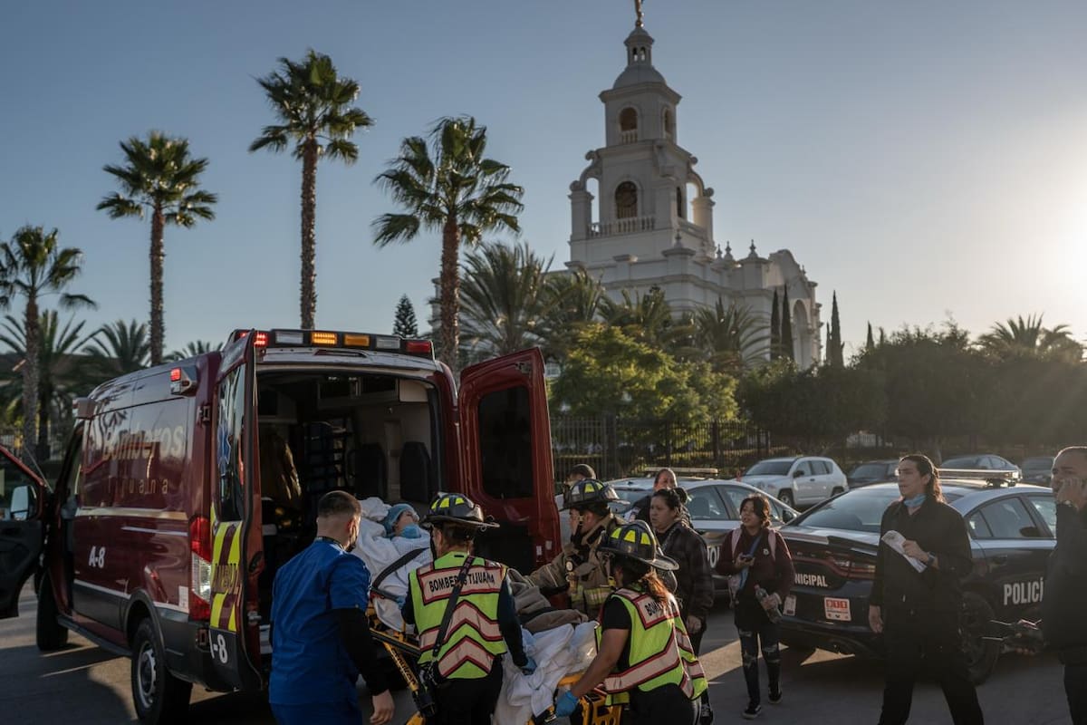 El fuego inició en el área de motores de aire acondicionado y generó la evacuación de personal, pacientes y visitantes. Foto: Border Zoom