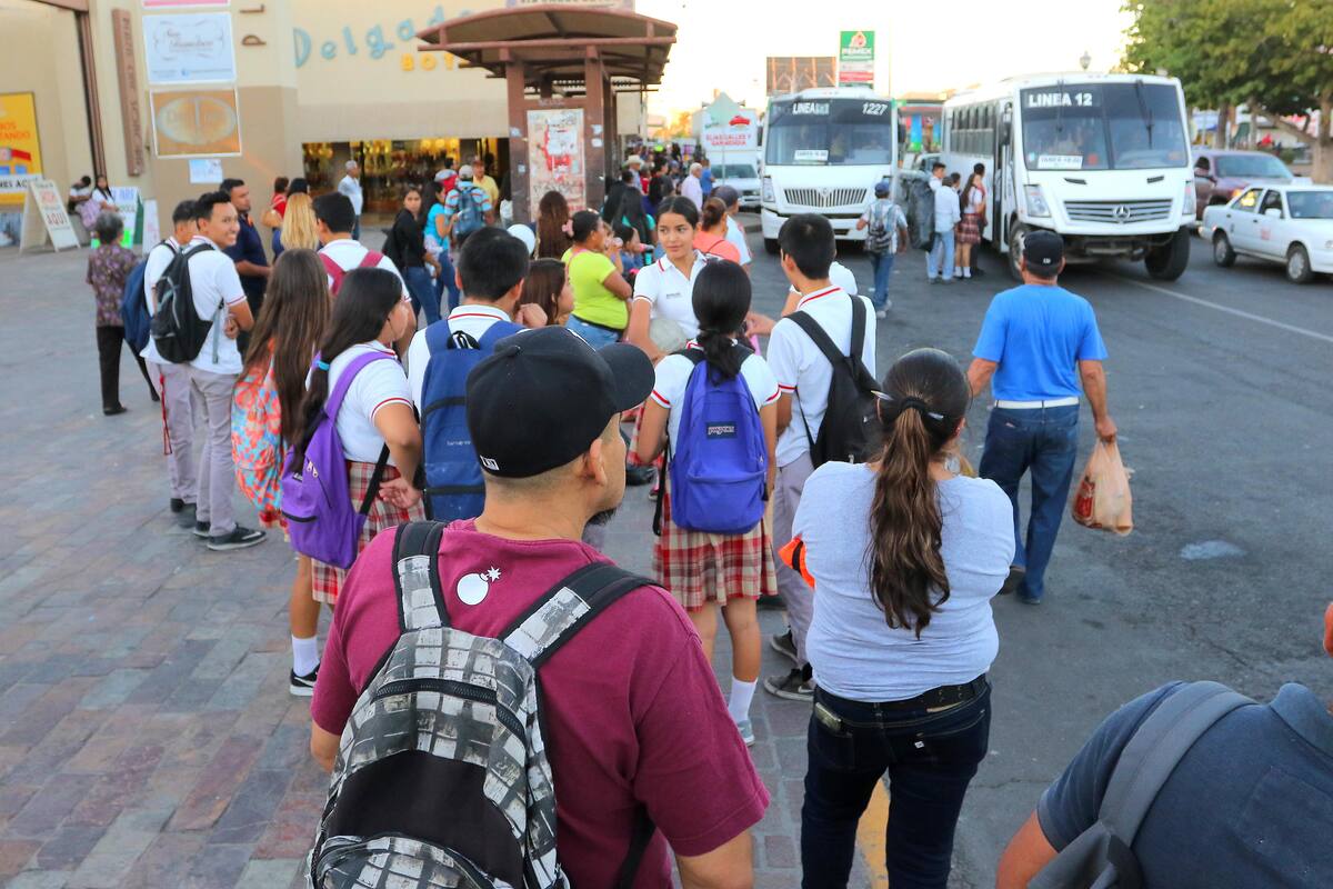 Hasta 22 horas a la semana pasan en espera de camión