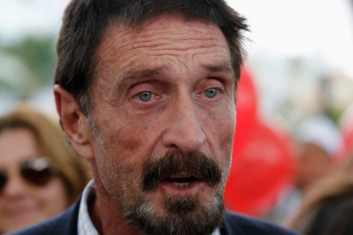 Viuda de John McAfee culpa a las autoridades de EU por la muerte del empresario
