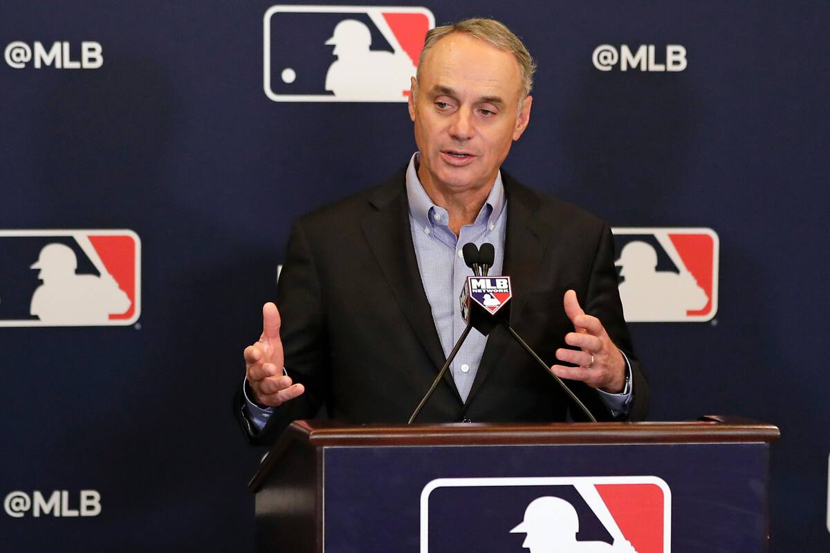 Rob Manfred llama "pieza de meta" al trofeo de la Serie Mundial y después se disculpa