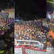 Multitud rebasa cerco perimetral en acceso al Carnaval de Ensenada durante concierto de Banda MS