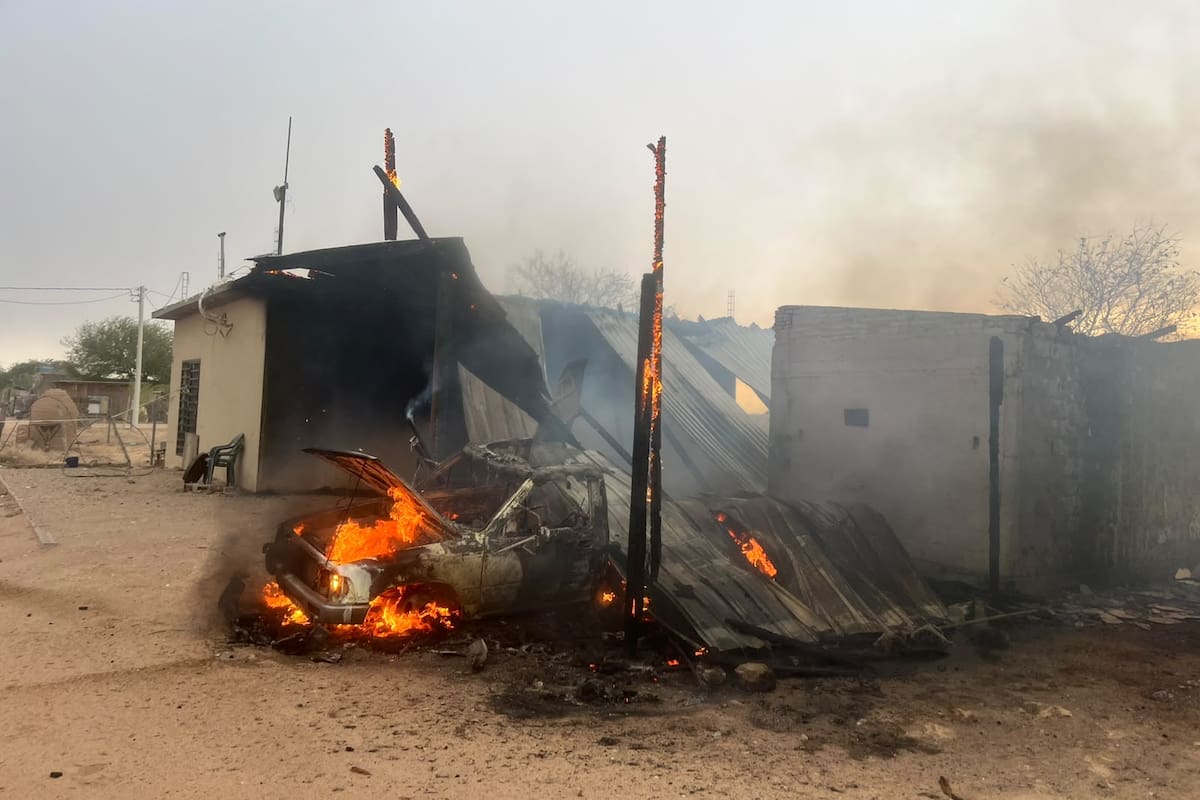 Incendio consume vehículo y alcanza una vivienda en el ejido Las Adelitas