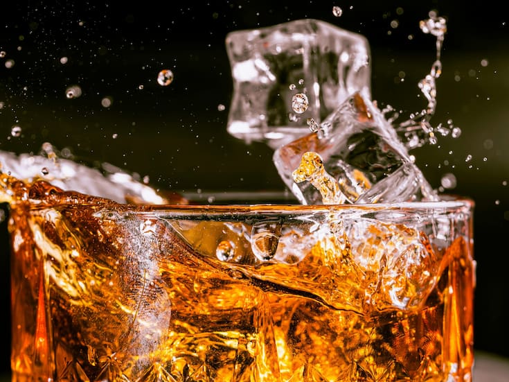 ¿Un vaso de whisky antes de dormir ayuda o perjudica el descanso? Esto dice la ciencia