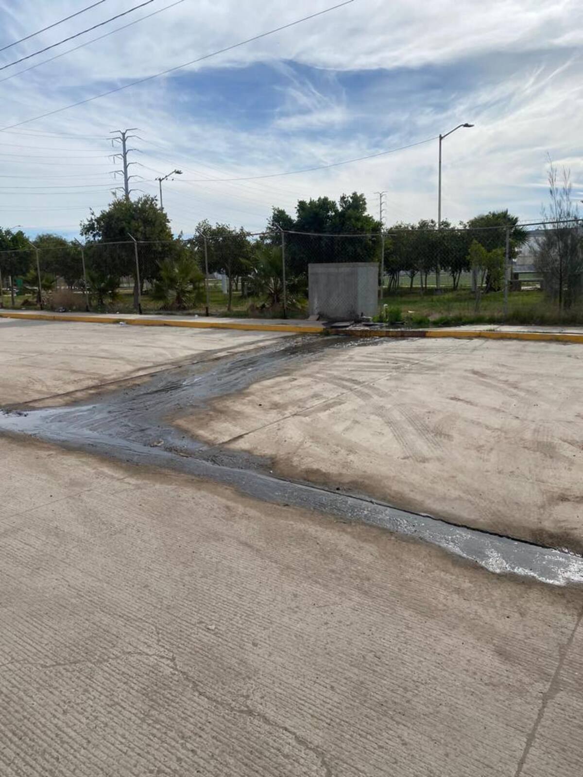 El derrame surgió de un registro cerca de la planta tratadora de aguas negras