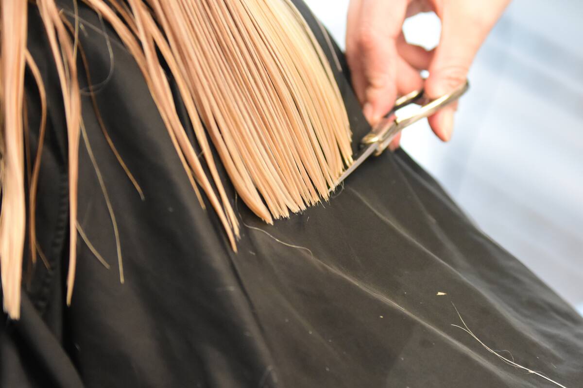 Cortarse el cabello por cuenta propia va mucho más alla de una simple acción estetica/Foto: Canva