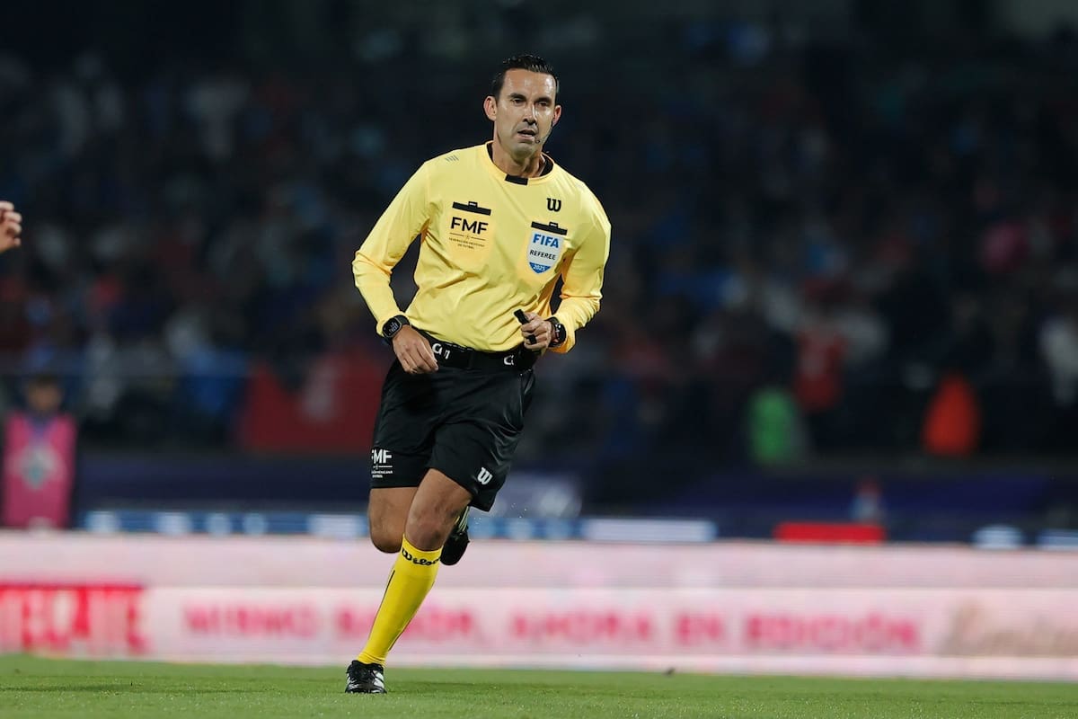 Aficionados de Chivas agreden a César Arturo Ramos tras partido de semifinales