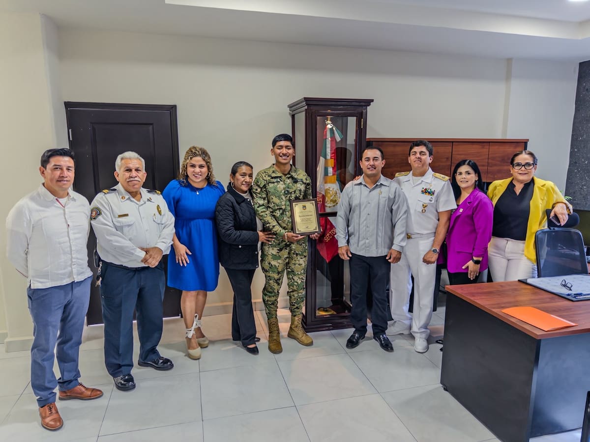 Kevin Francisco Pérez Organista, del Batallón 202 de la Secretaría de Marina, recibió un reconocimiento oficial este domingo en el Sector Naval de San Felipe ante autoridades militares y municipales l Foto: Cortesía