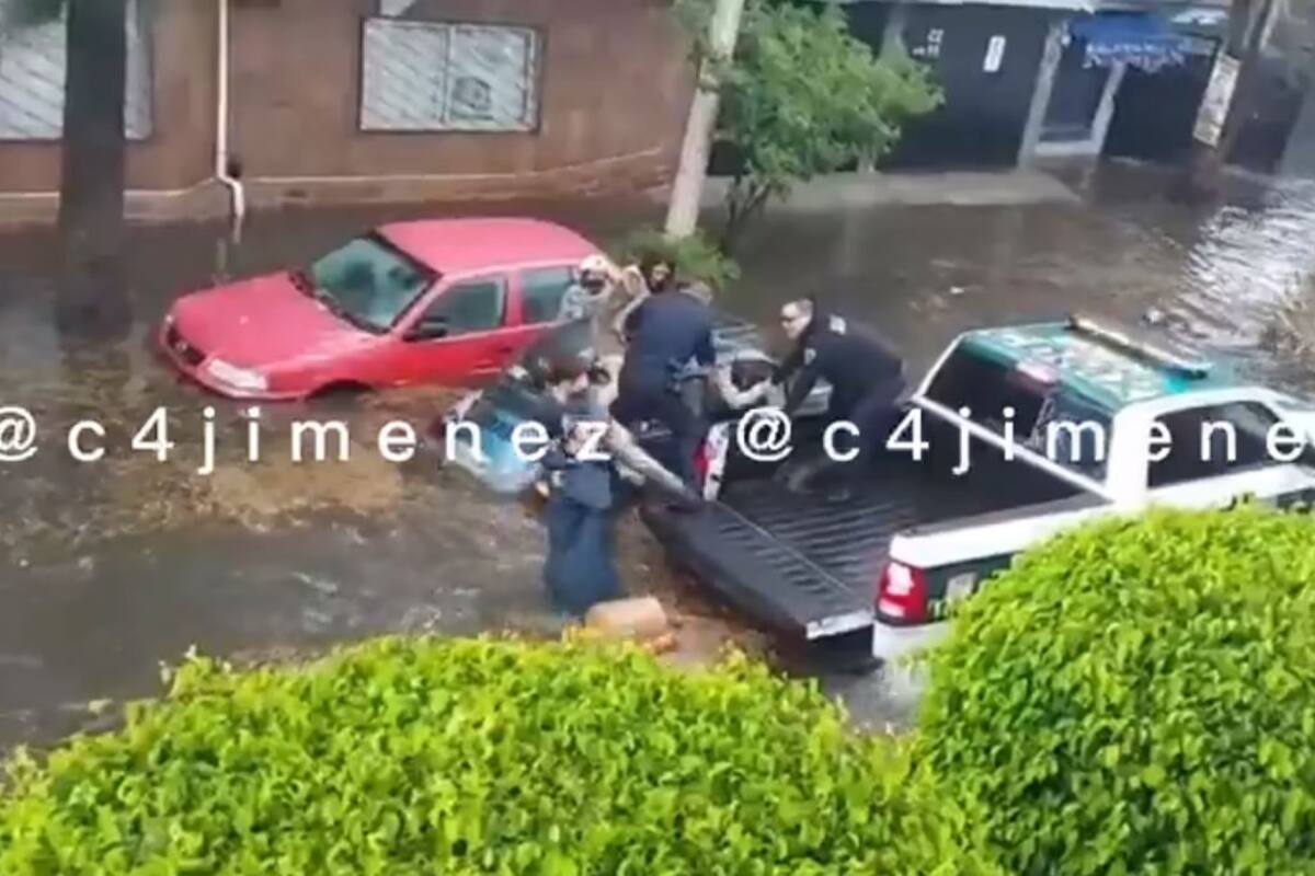 CDMX: Policías rescatan a familia atrapada tras inundación en alcaldía Xochimilco