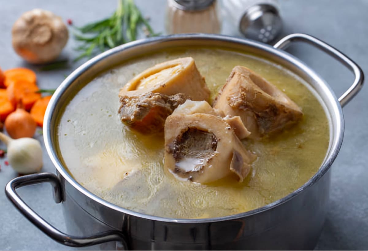 Caldo de huesos y sus beneficios | Foto: Especial (iStock)