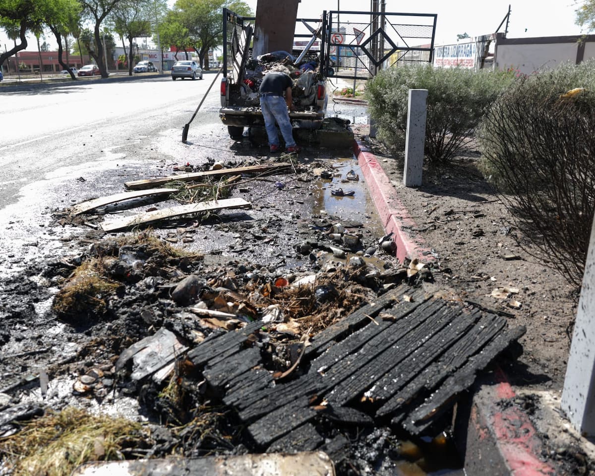 El vehículo transportaba escombro y presuntamente recipientes con gas inflamable; las llamas fueron controladas antes de que se extendieran. Foto: Javier Gallegos